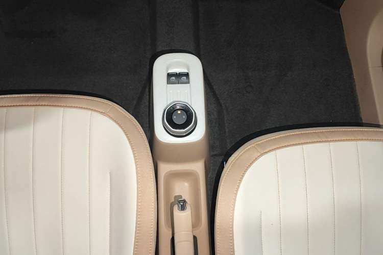Used Geely Galaxy Panda 2023 Panda Mini 200km Endurance Bear Gear Lever
