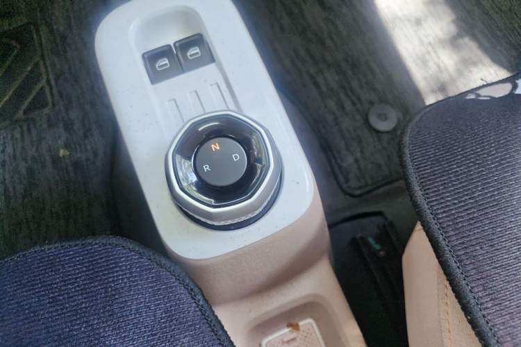 Used Geely Galaxy Panda 2023 Panda Mini 200km Endurance Bear Gear Lever