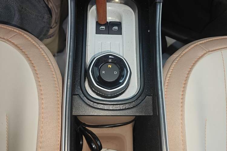 Used Geely Galaxy Panda 2023 Panda Mini 200km Endurance Bear Gear Lever