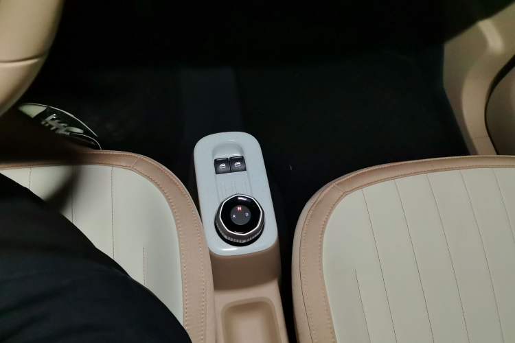 Used Geely Galaxy Panda 2023 Panda Mini 200km Endurance Bear Gear Lever
