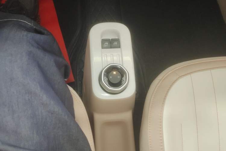 Used Geely Galaxy Panda 2023 Panda Mini 200km Endurance Bear Gear Lever