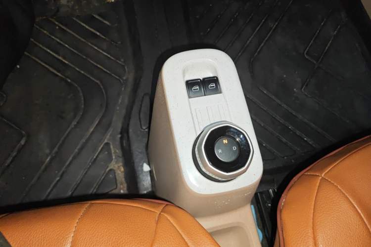 Used Geely Galaxy Panda 2023 Panda Mini 200km Endurance Bear Gear Lever