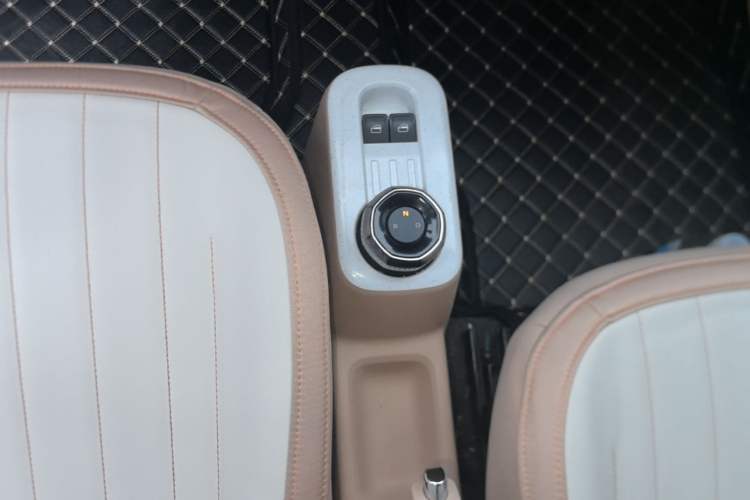 Used Geely Galaxy Panda 2023 Panda Mini 200km Endurance Bear Gear Lever
