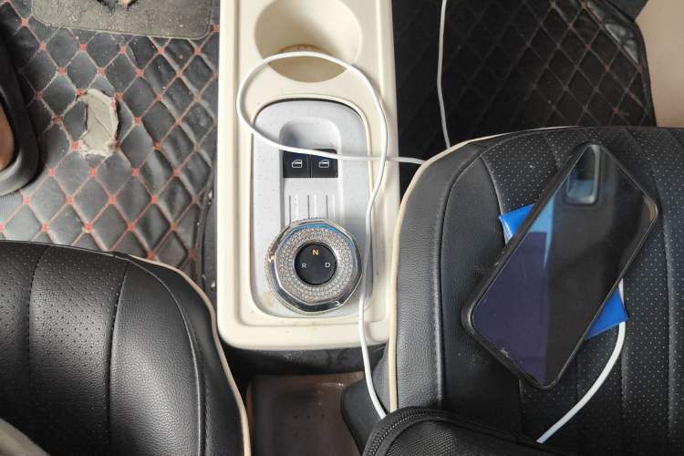 Used Geely Galaxy Panda 2023 Panda Mini 200km Endurance Bear Gear Lever