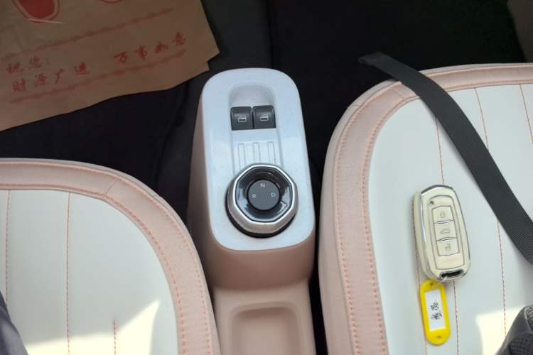 Used Geely Galaxy Panda 2023 Panda Mini 200km Endurance Bear Gear Lever