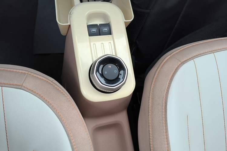 Used Geely Galaxy Panda 2023 Panda Mini 200km Endurance Bear Gear Lever