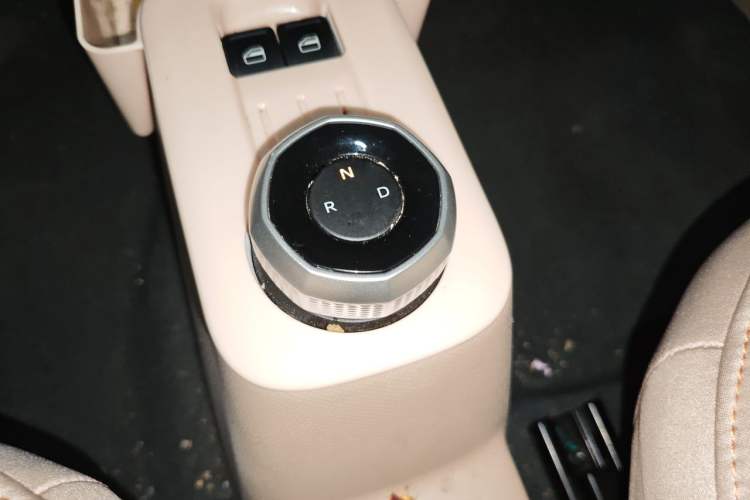 Used Geely Galaxy Panda 2023 Panda Mini 200km Endurance Bear Gear Lever