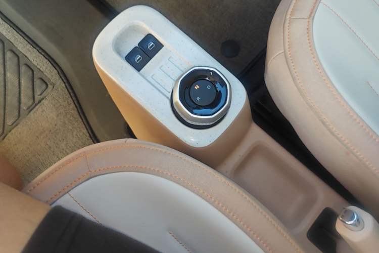 Used Geely Galaxy Panda 2023 Panda Mini 200km Endurance Bear Gear Lever