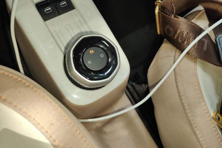 Used Geely Galaxy Panda 2023 Panda Mini 200km Endurance Bear Gear Lever