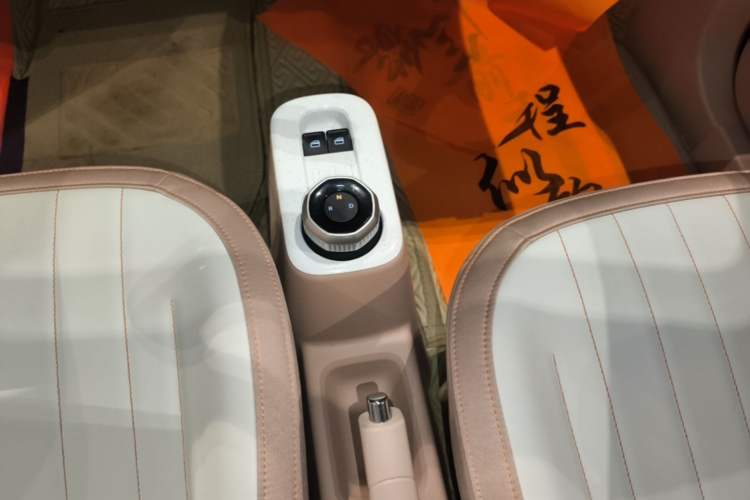 Used Geely Galaxy Panda 2023 Panda Mini 200km Endurance Bear Gear Lever