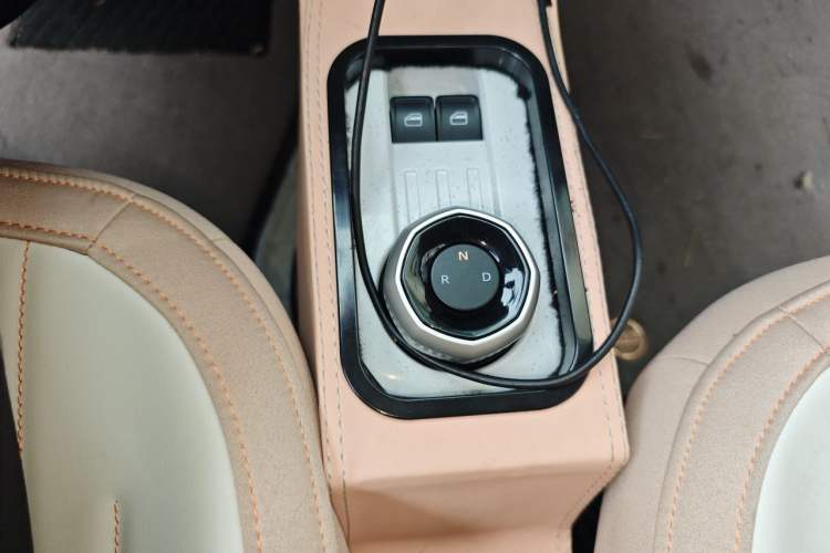 Used Geely Galaxy Panda 2023 Panda Mini 200km Endurance Bear Gear Lever