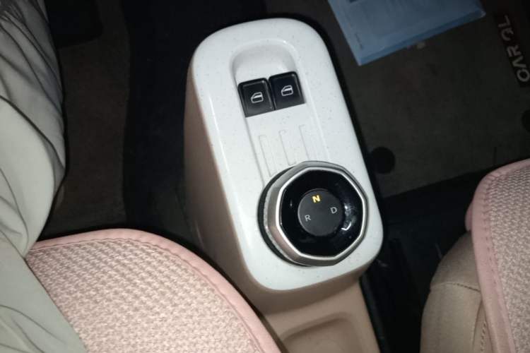 Used Geely Galaxy Panda 2023 Panda Mini 200km Endurance Bear Gear Lever