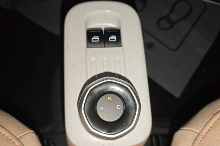 Used Geely Galaxy Panda 2023 Panda Mini 200km Endurance Bear Gear Lever