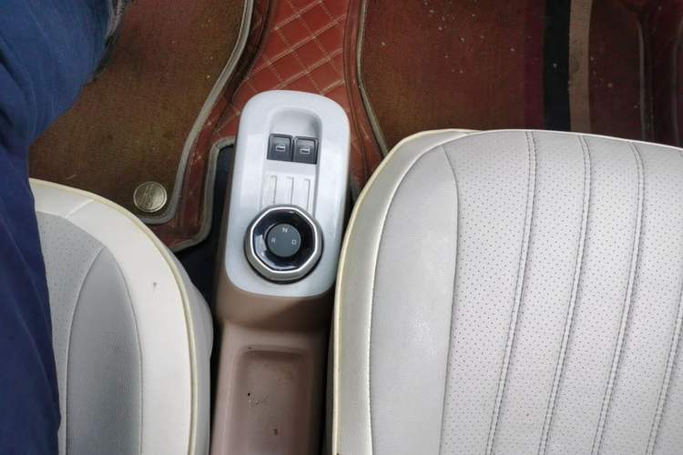 Used Geely Galaxy Panda 2023 Panda Mini 200km Endurance Bear Gear Lever