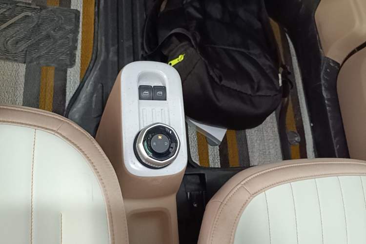 Used Geely Galaxy Panda 2023 Panda Mini 200km Endurance Bear Gear Lever