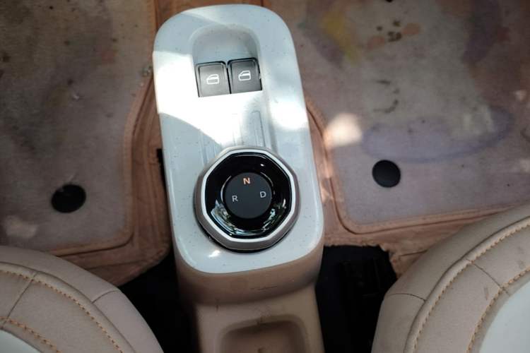 Used Geely Galaxy Panda 2023 Panda Mini 200km Endurance Bear Gear Lever
