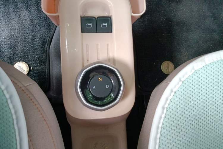 Used Geely Galaxy Panda 2023 Panda Mini 200km Endurance Bear Gear Lever