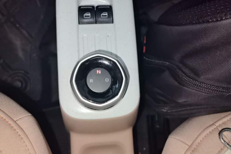 Used Geely Galaxy Panda 2023 Panda Mini 200km Endurance Bear Gear Lever