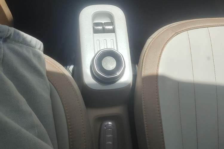Used Geely Galaxy Panda 2023 Panda Mini 200km Endurance Bear Gear Lever