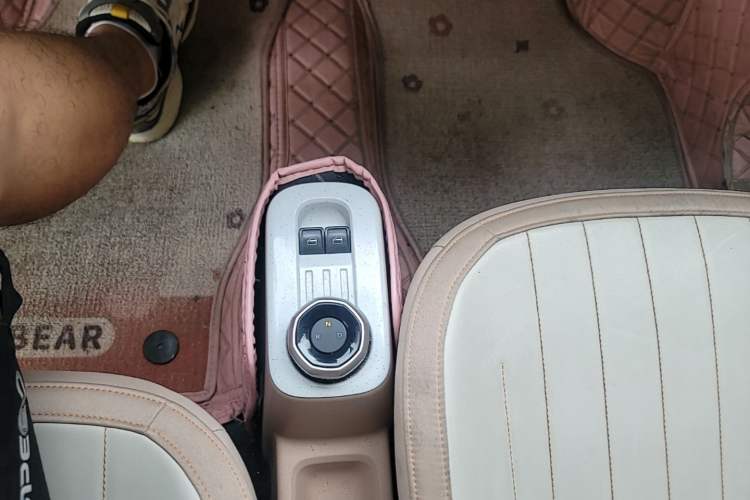 Used Geely Galaxy Panda 2023 Panda Mini 200km Endurance Bear Gear Lever
