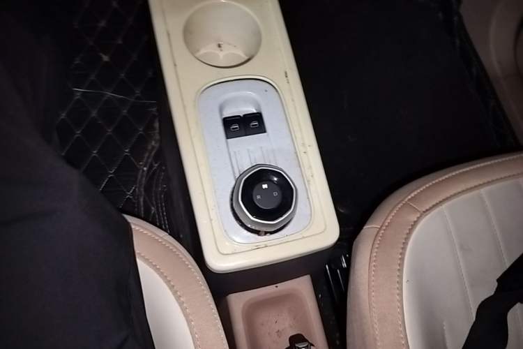 Used Geely Galaxy Panda 2023 Panda Mini 200km Endurance Bear Gear Lever