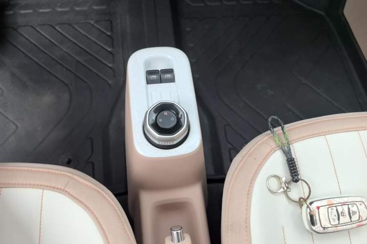 Used Geely Galaxy Panda 2023 Panda Mini 200km Endurance Bear Gear Lever