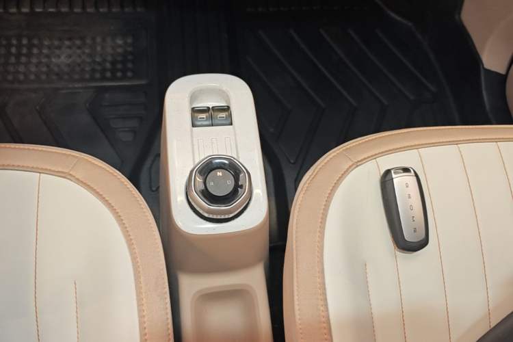 Used Geely Galaxy Panda 2023 Panda Mini 200km Endurance Bear Gear Lever