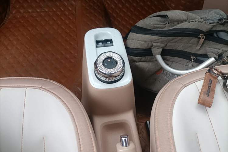 Used Geely Galaxy Panda 2023 Panda Mini 200km Little Yellow Duck Limited Edition — Happy as Can Be Gear Lever