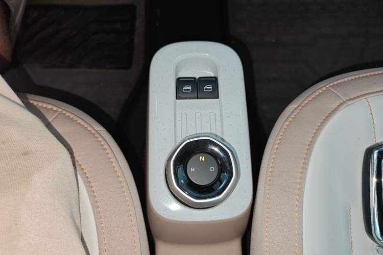 Used Geely Galaxy Panda 2023 Panda Mini 200km Endurance Bear Gear Lever