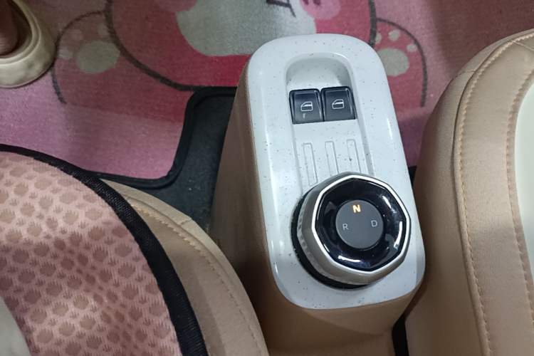 Used Geely Galaxy Panda 2023 Panda Mini 200km Endurance Bear Gear Lever