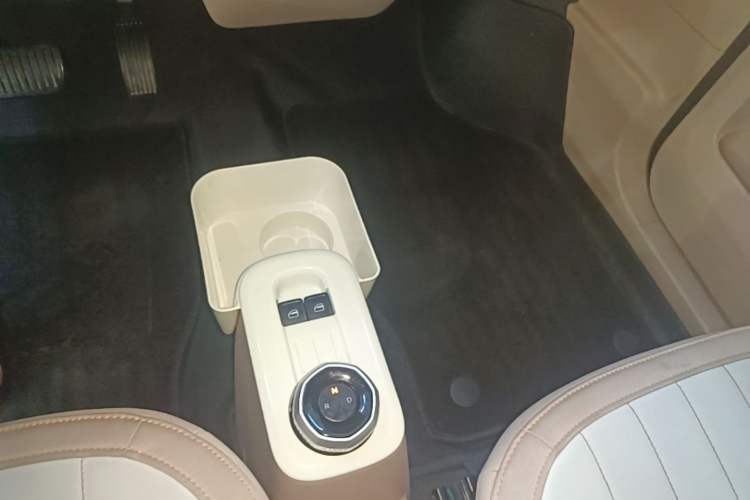 Used Geely Galaxy Panda 2023 Panda Mini 200km Endurance Bear Gear Lever