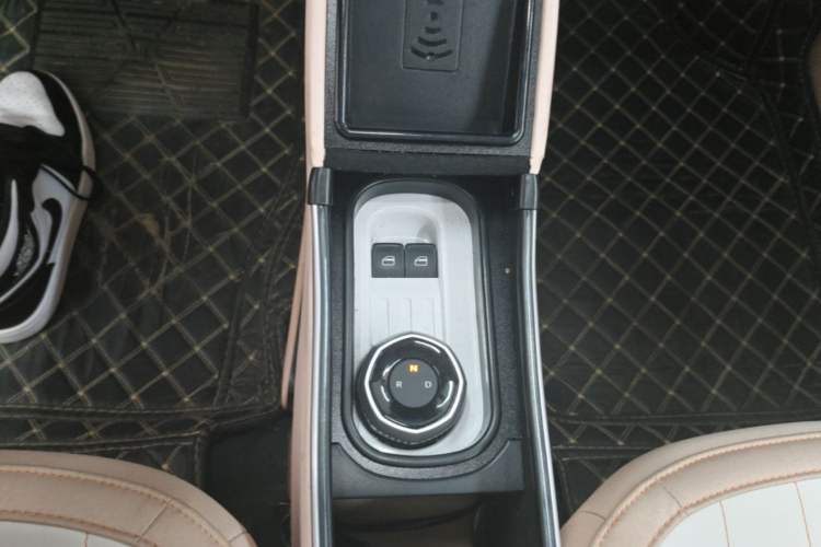Used Geely Galaxy Panda 2023 Panda Mini 200km Endurance Bear Gear Lever