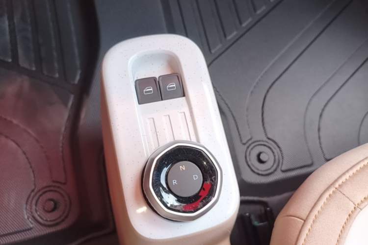 Used Geely Galaxy Panda 2023 Panda Mini 200km Endurance Bear Gear Lever