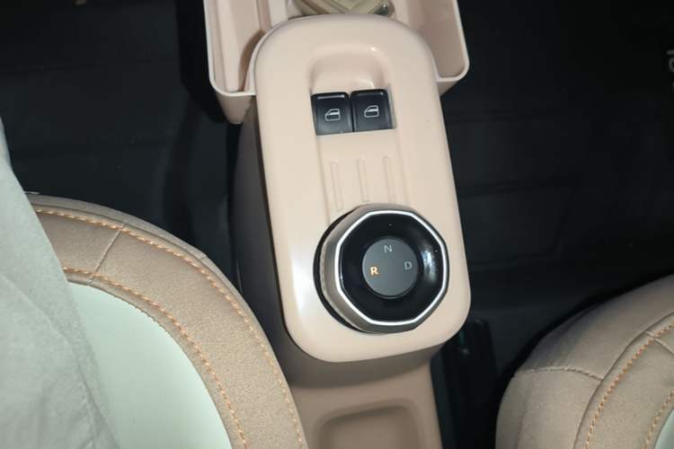 Used Geely Galaxy Panda 2023 Panda Mini 200km Endurance Bear Gear Lever
