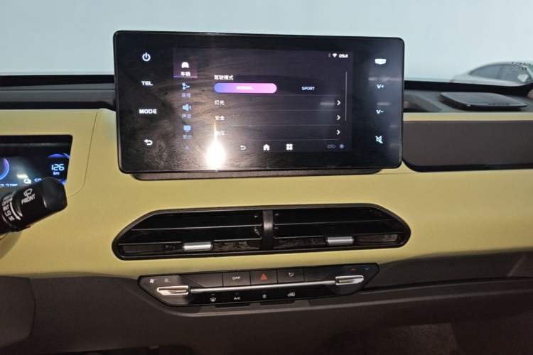 Used Geely Galaxy Panda 2023 Panda Mini 200km Endurance Bear Audio And AC Panel