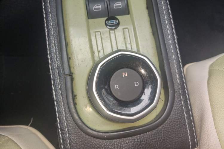 Used Geely Galaxy Panda 2023 Panda Mini 200km Endurance Bear Gear Lever