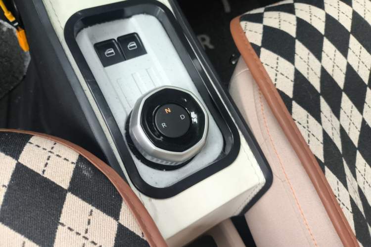 Used Geely Galaxy Panda 2023 Panda Mini 200km Endurance Bear Gear Lever