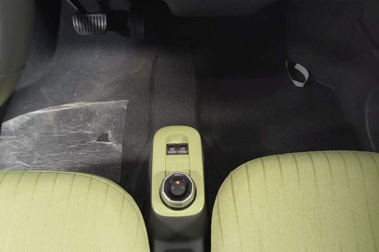 Used Geely Galaxy Panda 2023 Panda Mini 200km Endurance Bear Gear Lever