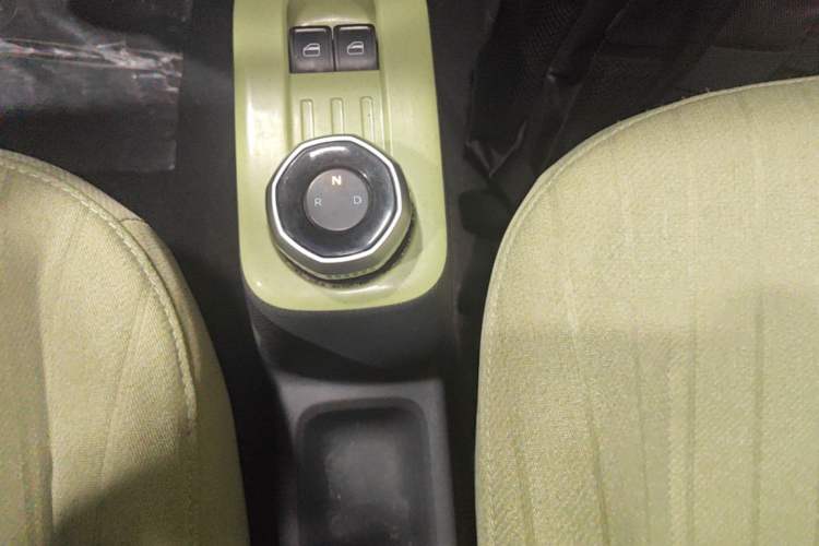 Used Geely Galaxy Panda 2023 Panda Mini 200km Endurance Bear Gear Lever