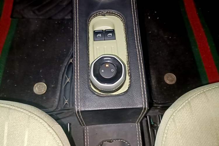 Used Geely Galaxy Panda 2023 Panda Mini 200km Endurance Bear Gear Lever