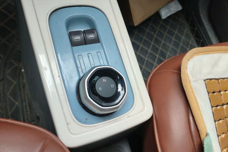 Used Geely Galaxy Panda 2023 Panda Mini 200km Endurance Bear Gear Lever