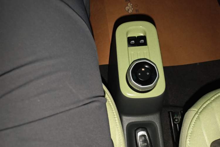 Used Geely Galaxy Panda 2023 Panda Mini 200km Endurance Bear Gear Lever