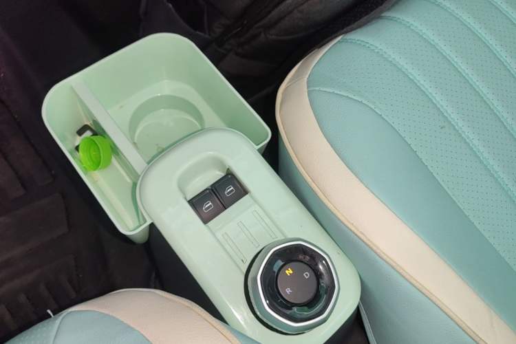 Used Geely Galaxy Panda 2023 Panda Mini 200km Endurance Bear Gear Lever