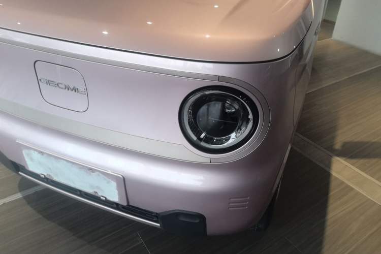 Used Geely Galaxy Panda 2023 Panda Mini 200km Endurance Bear Left Front Headlight
