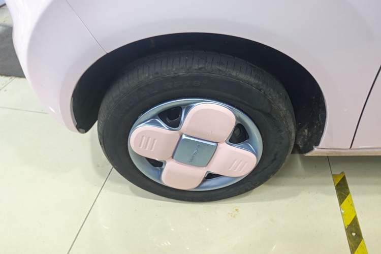 Used Geely Galaxy Panda 2023 Panda Mini 200km Endurance Bear Left Front Wheel Hub