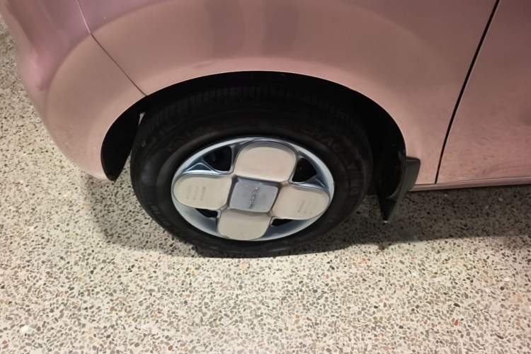 Used Geely Galaxy Panda 2023 Panda Mini 200km Endurance Bear Left Front Wheel Hub