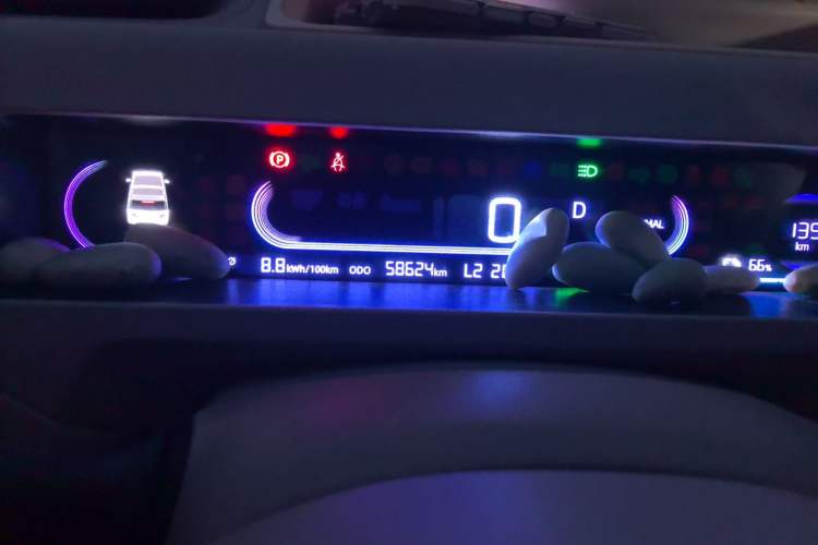 Used Geely Galaxy Panda 2023 Panda Mini 200km Endurance Bear Odometer Close Up