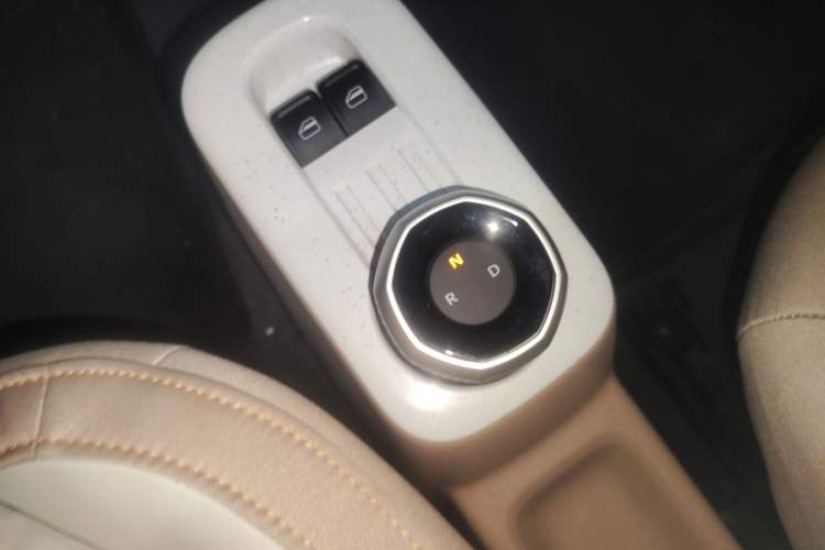 Used Geely Galaxy Panda 2023 Panda Mini 200km Endurance Bear Gear Lever