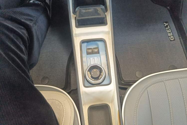 Used Geely Galaxy Panda 2023 Panda Mini 200km Endurance Bear Gear Lever