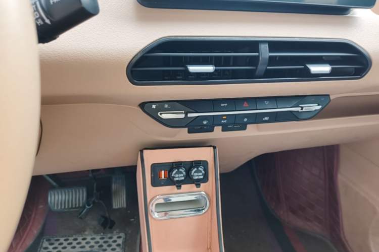 Used Geely Galaxy Panda 2023 Panda Mini 200km Endurance Bear Audio And AC Panel